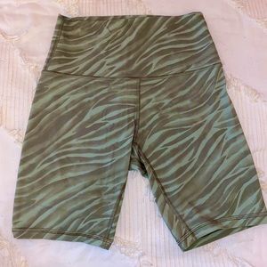 Lulu Lemon Align 8 inch biker shorts size 6